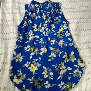 Women’s size medium Xtaren blue flowered sleeveless blouse